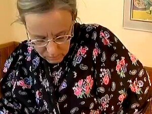 Vieille maman folle se fait baiser profondément et reçoit une