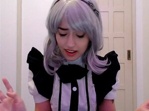 Femme de ménage en cosplay suce et supplie son patron