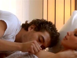 brune ravissante baisant sur le lit, rêvant encore de ce clip de