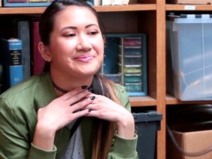 L'asiatique Jade Noir écarte les jambes pour une pénétration