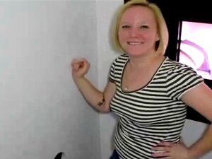 Suceur de gloryhole avec frottement de clito. Clito frottant une