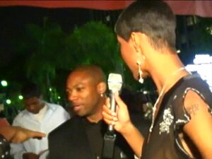 Des mecs de ghetto baisent une mignonne. La salope blanche se fait