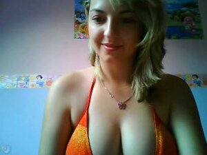 Beaux gros seins, très beaux seins, déshabillage et doigtage en CAM