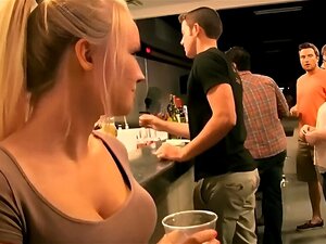 Une nana chaude dans un bar me montre tout