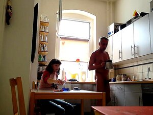Une brune sexy prend son petit-déjeuner avec un mec à poil qui se