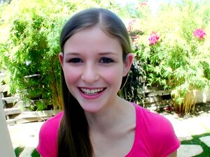 Petite nana amateur mignonne faisant une branlette espagnole - Lara