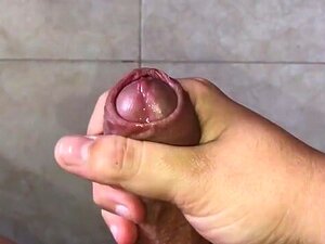 Masturbe-toi avec un anneau de bite, crache du sperme. Je me masturbe