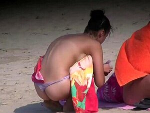 Venez voir des beautés nues sur la plage qui se font bronzer sous les