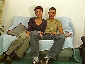 Magnifique couple amateur frais, fisrt, pipe devant la caméra