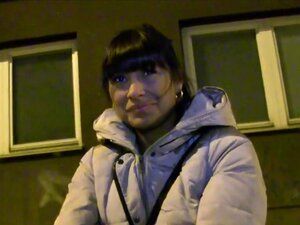 Une chaude amateur tchèque baise en public, un mec paie une chaude
