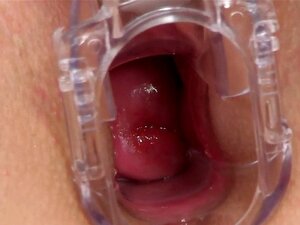 La douce tchèque Foxy écarte sa fente mince à l'extrême. Une bombe