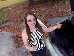 Une jolie femme blonde essaie de vendre les armes de son ex petit ami.