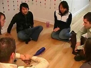 Des étudiants en chaleur jouent à spin the bottle