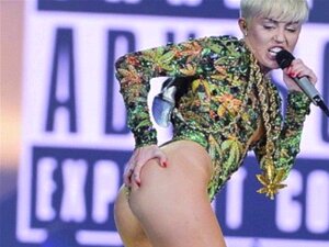 Compilation de Miley Cyrus à poil. Compilation de Miley Cyrus à poil