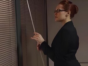 Cutie sensuelle s'agenouille pour une bite et la suce jusqu'à la