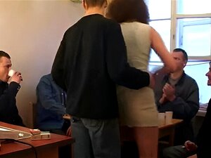 Célébration d'anniversaire avec une sexy mature