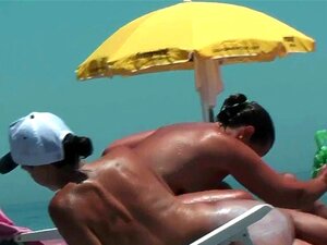 Une nana fraîche et chaude à la plage, chasseuse de voyeurs très