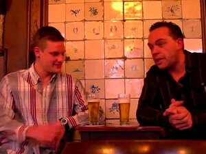 Touristes à amsterdam à la recherche de putes talentueuses.