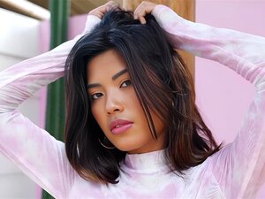 La belle mignonne asiatique Moana Rosi pose chaude totalement nue