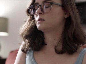 Une femme accepte une séance intensive de DP. Jay sursaute mais