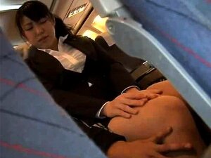Regardez une femme asiatique fraîche se faire tripoter et baiser dans
