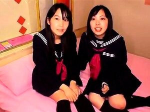 De jolies lesbiennes japonaises en action de léchage de chatte