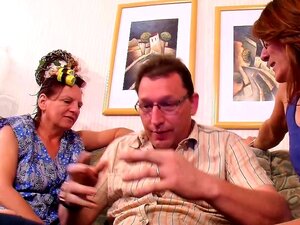 DEUX MATURES ALLEMANDES SÉDUISENT UN VOISIN NERD POUR UNE PARTOUZE