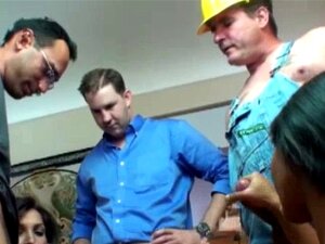 Une MILF mature branle et suce des queues dures. Une MILF mature