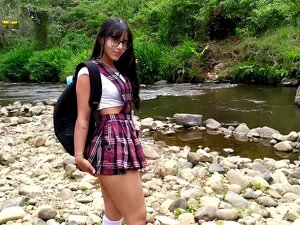 Une belle étudiante se fait baiser dans une rivière publique.