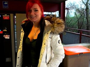 Une nana aux petits seins joue avec sa chatte en webcam