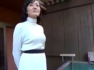 Femme infidèle japonaise asiatique voyage pour une affaire de sexe.