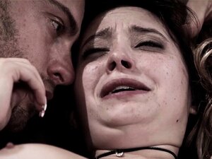 Une mignonne perverse se fait remplir de sperme pendant qu'elle est