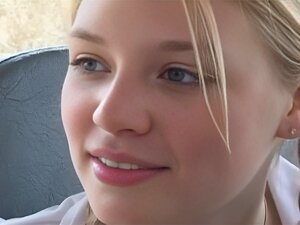 Un professeur excité baise le cul serré de ses élèves durement et