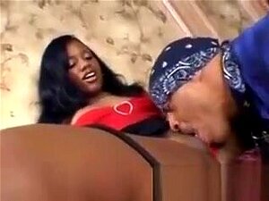 Salope afro à gros seins suce une belle bite