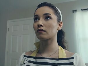 Aria Lee écoute sa belle-mère relayer son message quotidien d'amour