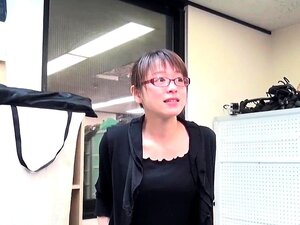 Salope perverse pisse dans son pantalon