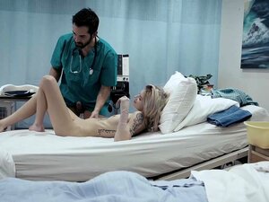 Un docteur pervers donne à sa mignonne patiente Arya Fae un bain