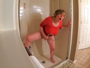 Une GILF de plus de 60 ans se fait plaisir avec un t-shirt mouillé