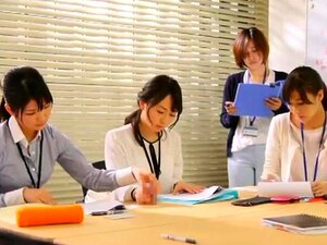 Des petites coquines japonaises travaillent leurs lèvres sur des