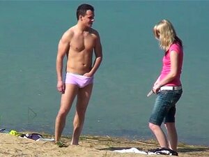 PLAGE PUBLIQUE Suce et baise CAPTURÉE SUR CAMÉRA. Regarde cette