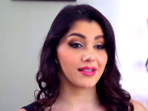 Valentina apprécie une double pénétration. Valentina profite d'une