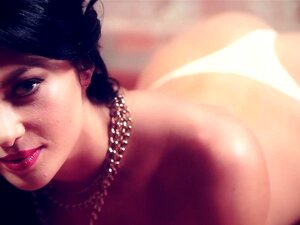 Elena Romanova - Élégante et sexy, Playboy est sur le plateau avec