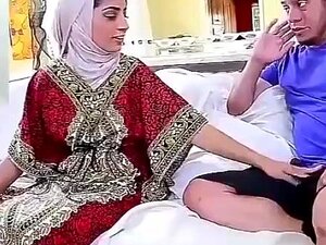 Nadia Ali baise la traduiseuse arabe Rima Hafeez