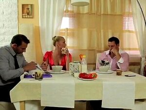 Une belle milf blonde avec de gros seins cocufie son mari