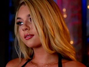 La pornstar naturelle et plantureuse Gabbie Carter se masturbe au