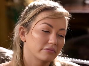 Les MILFs Kayla Paige et Adira Allure se lèchent la chatte en 69