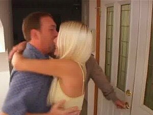 Femme blonde cocue, son mari regarde du sexe