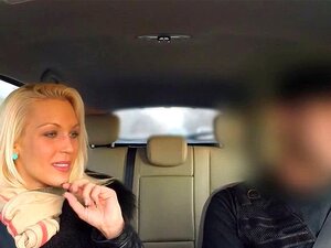 Une blonde suce la grosse bite d'un faux flic dans une voiture. La