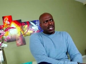 La brune Mandy se fait baiser les trous