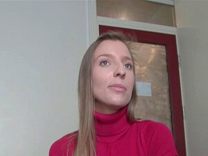 L'argent fait de la fille timide un petit diable